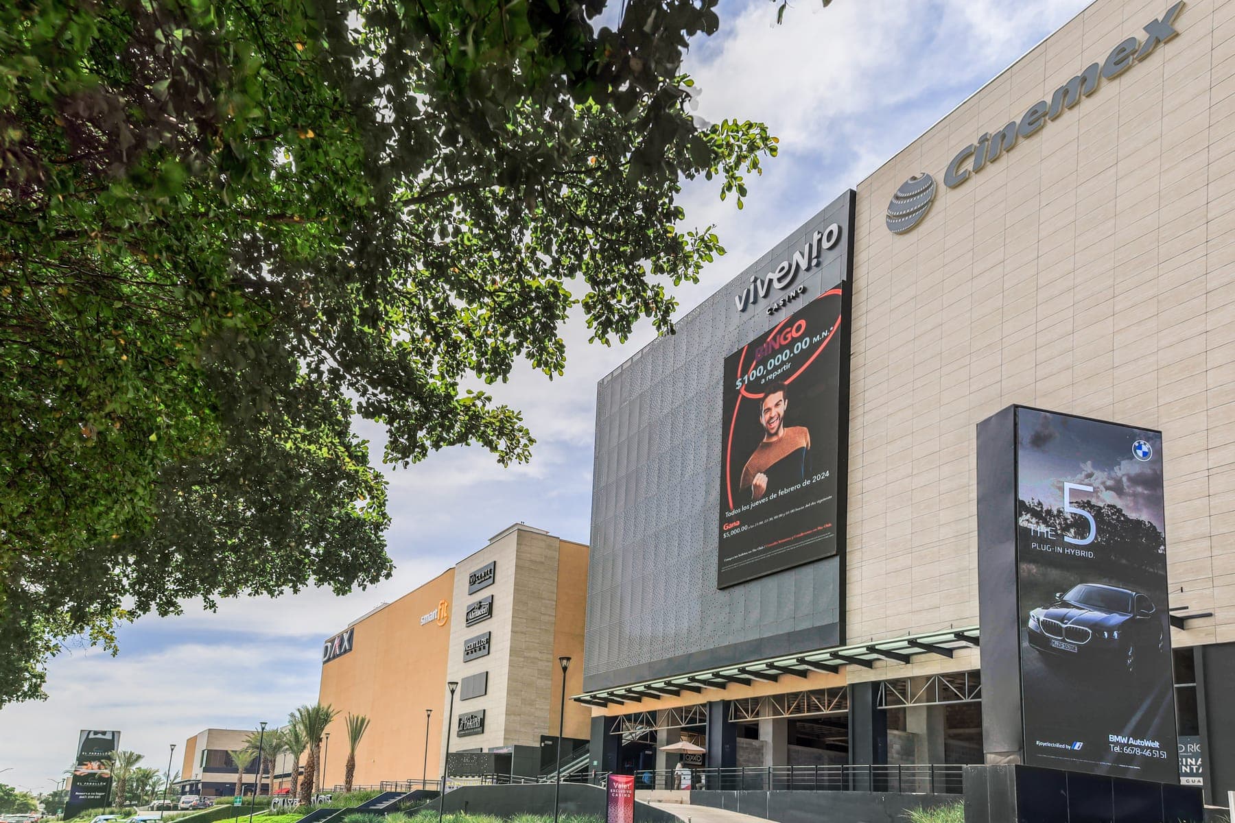 Fachada del centro comercial con Cinemex Premium