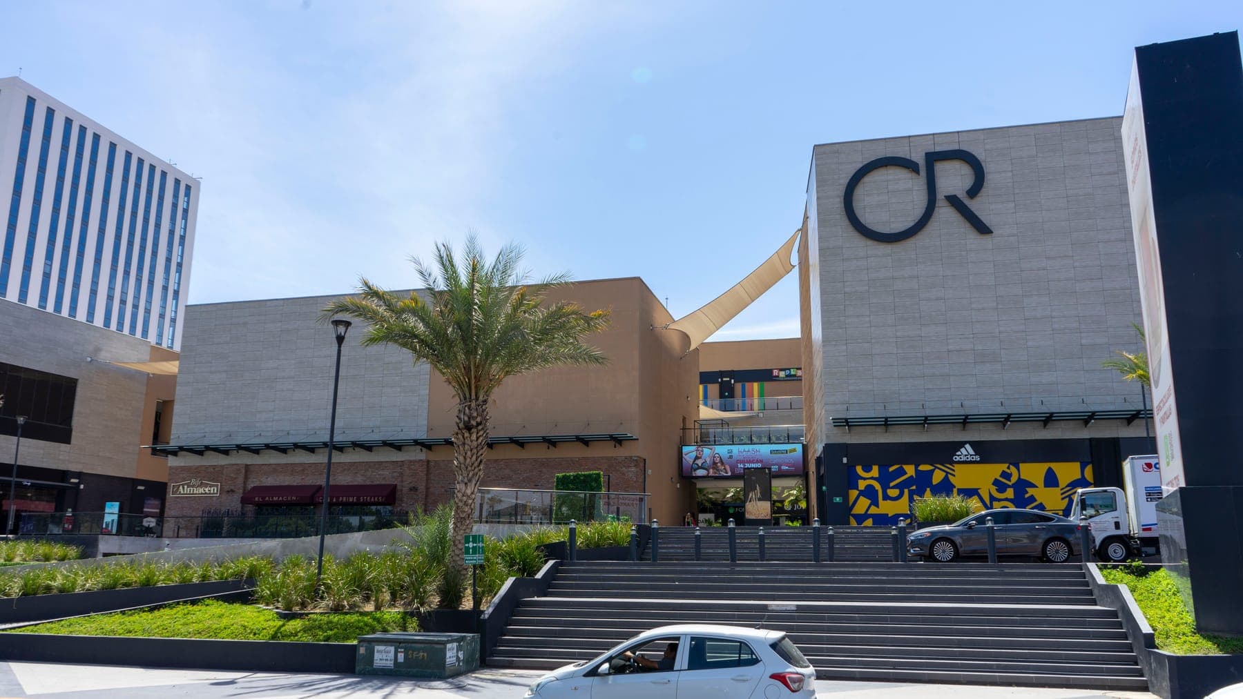 Acceso principal de Cuatro Ríos