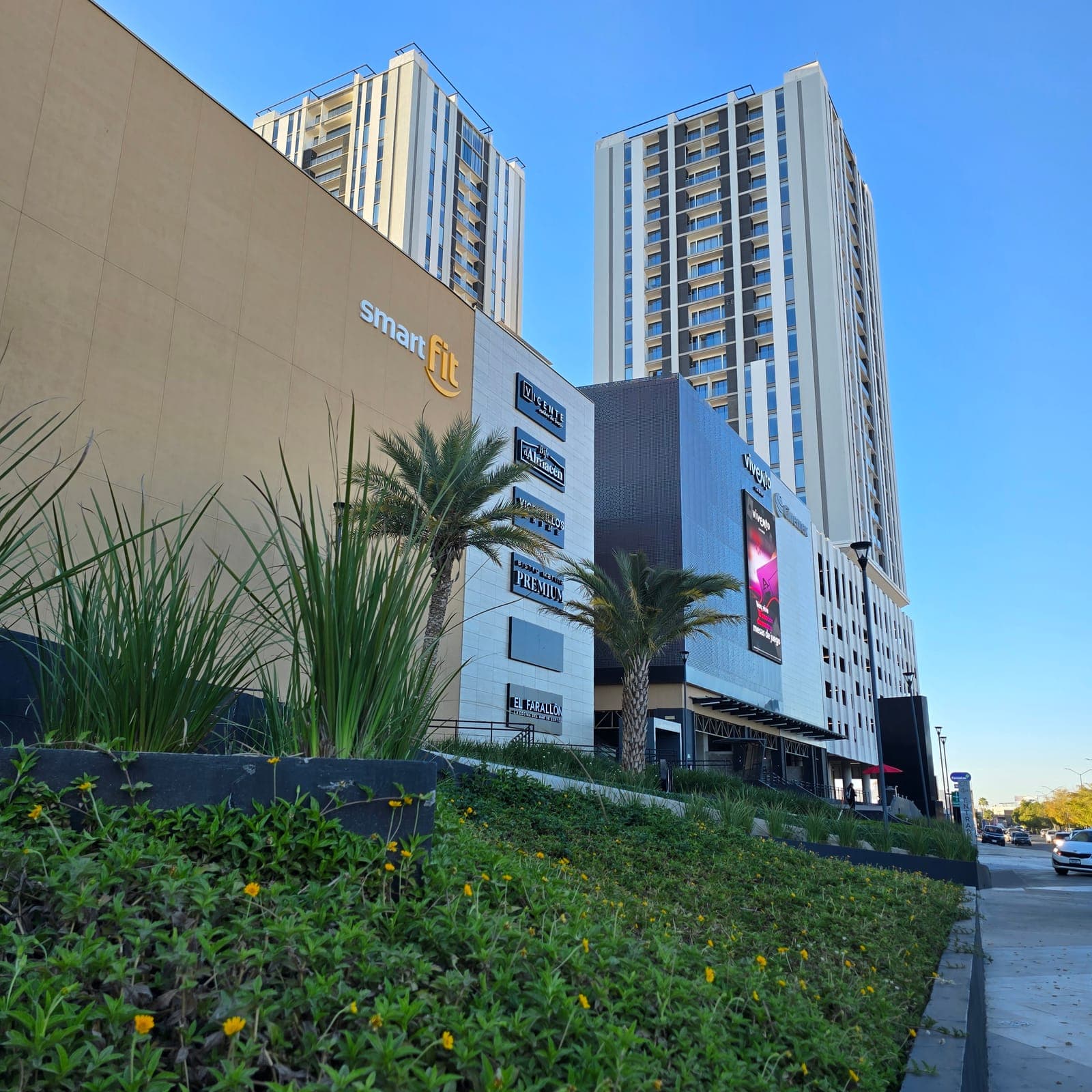 Fachada del complejo con la torre residencial