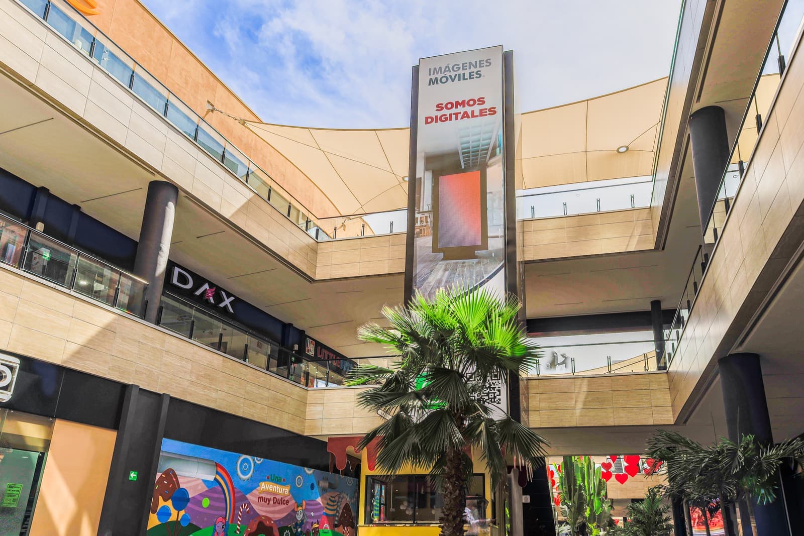 Interior del paseo comercial